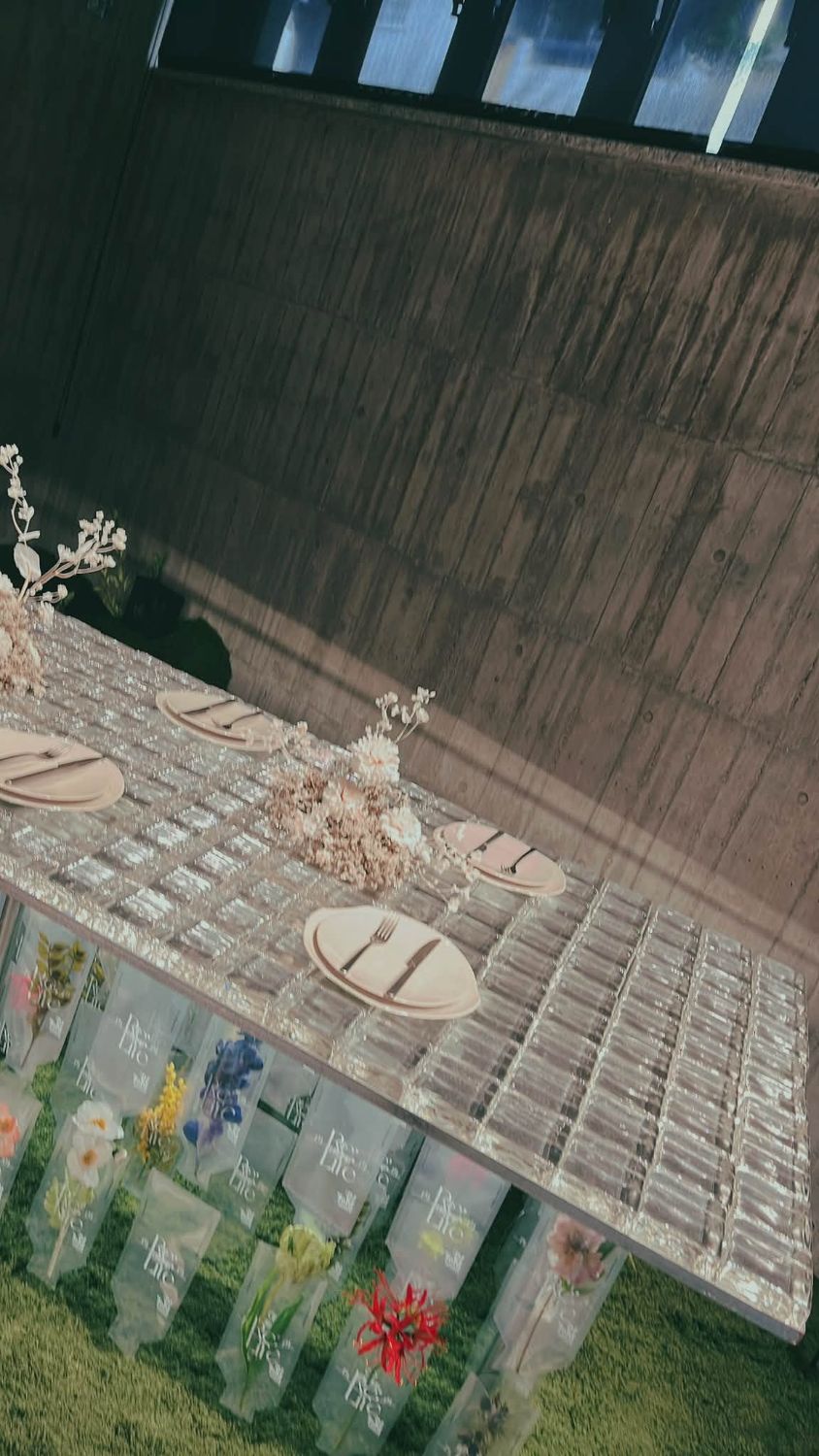 象徵居家風格的玻璃磚餐桌與花袋