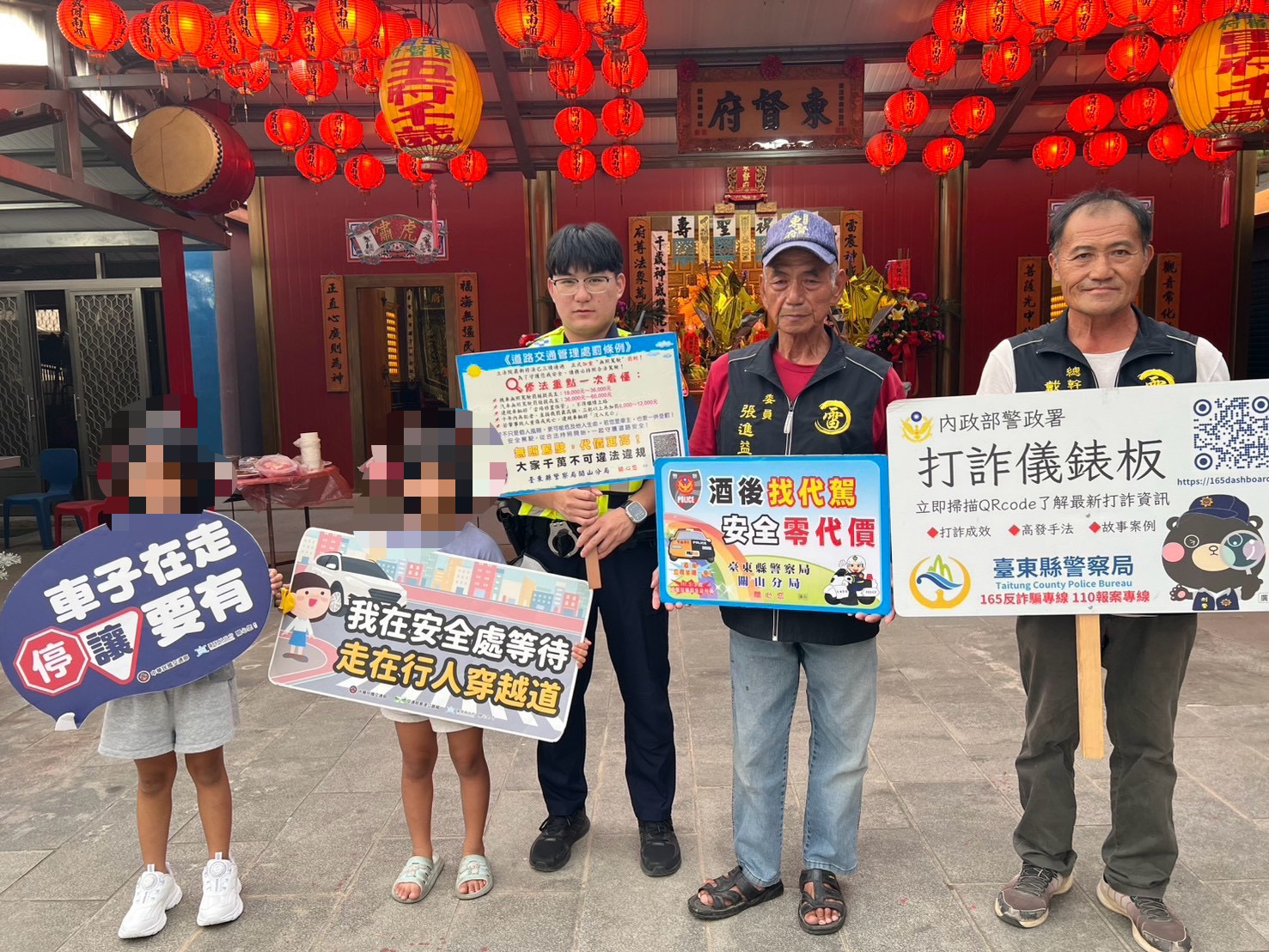 員警介紹「165打詐儀錶板」並宣導酒後找代駕