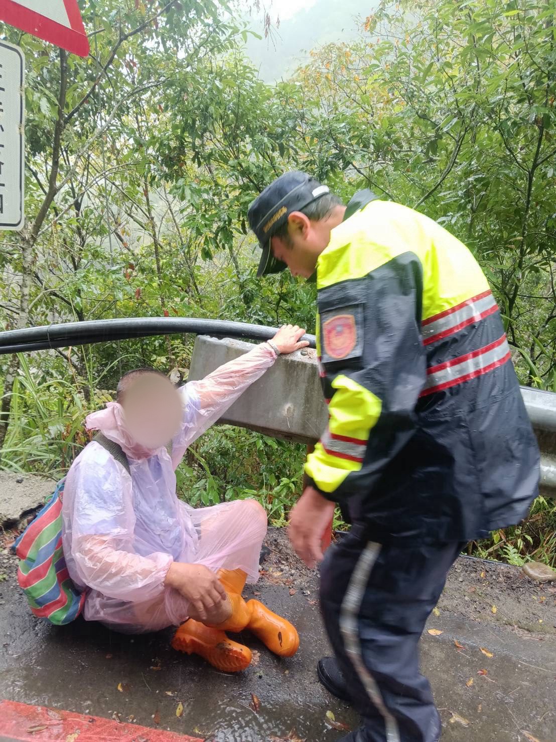 員警上前關心男子身體狀況