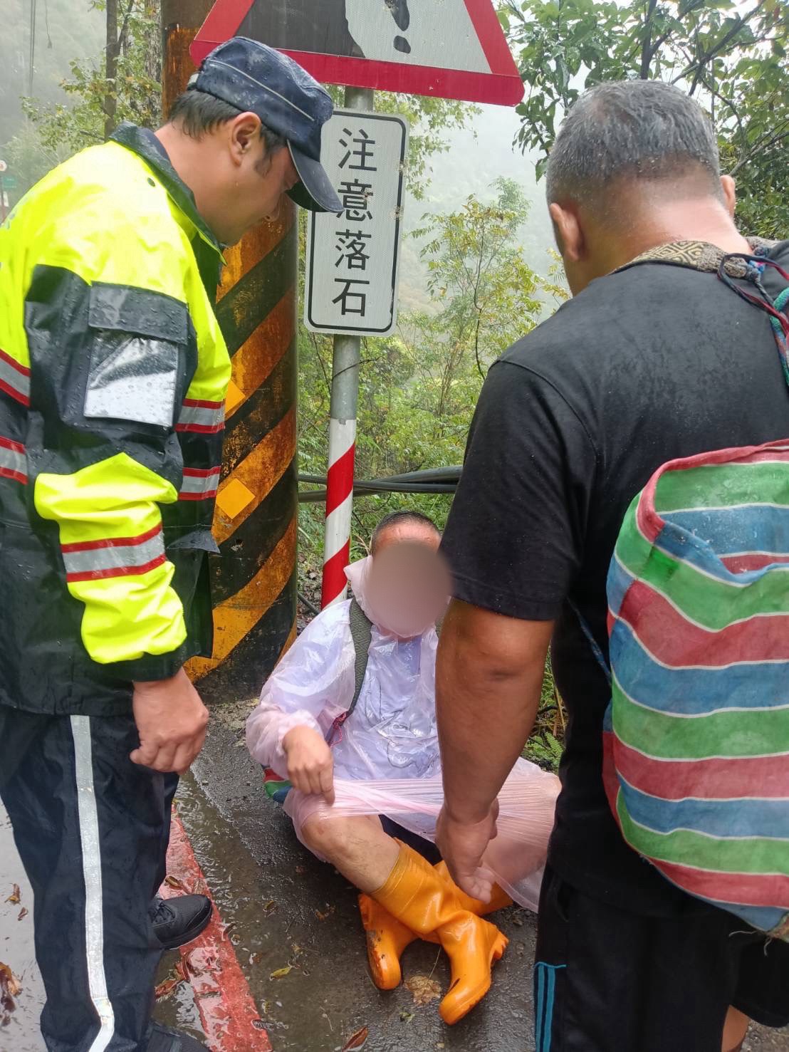 員警了解情況後以巡邏車護送男子返家