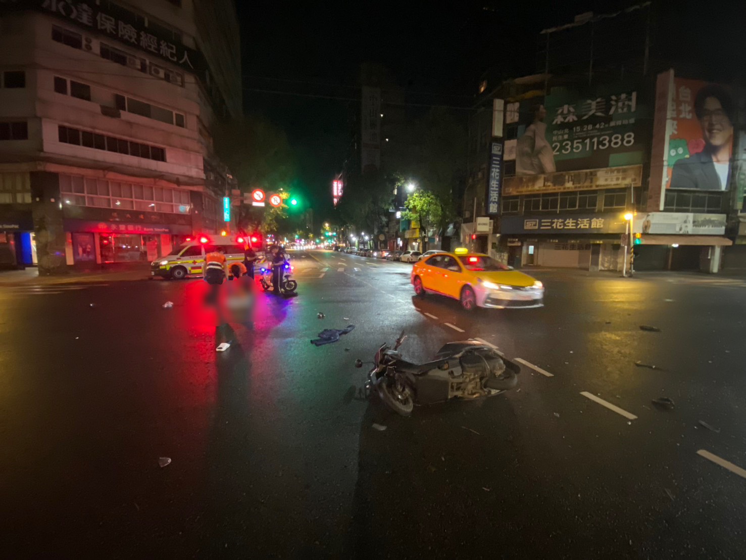 民生東路與中山北路口事故現場，機車倒臥路中