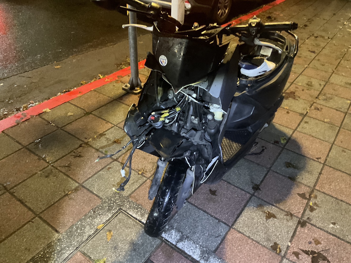 遭撞機車車頭嚴重毀損