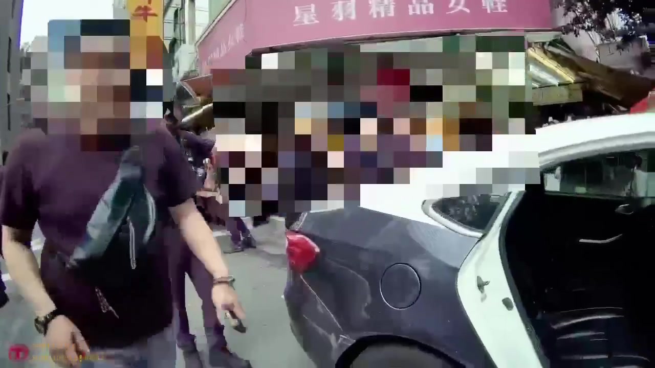 中山二派出所員警到場處理早餐店糾紛（警方密錄器畫面）