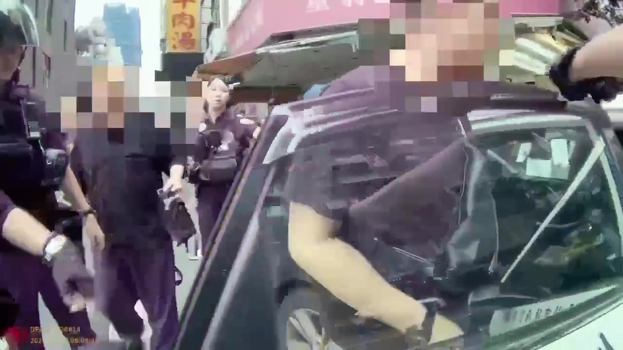 警方將涉案4人帶返派出所釐清案情（警方密錄器畫面）