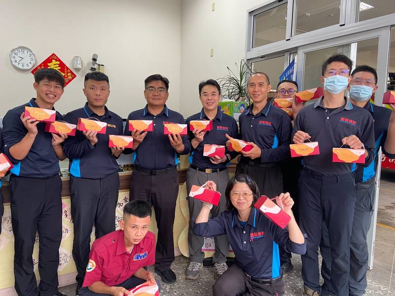 颱風來襲不忘關懷!苗栗消防第一大隊長代表局長慰勞三義分隊 客家米食傳遞溫暖與感謝