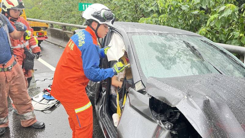國道3號北上110.8K四車事故 2人受傷送醫