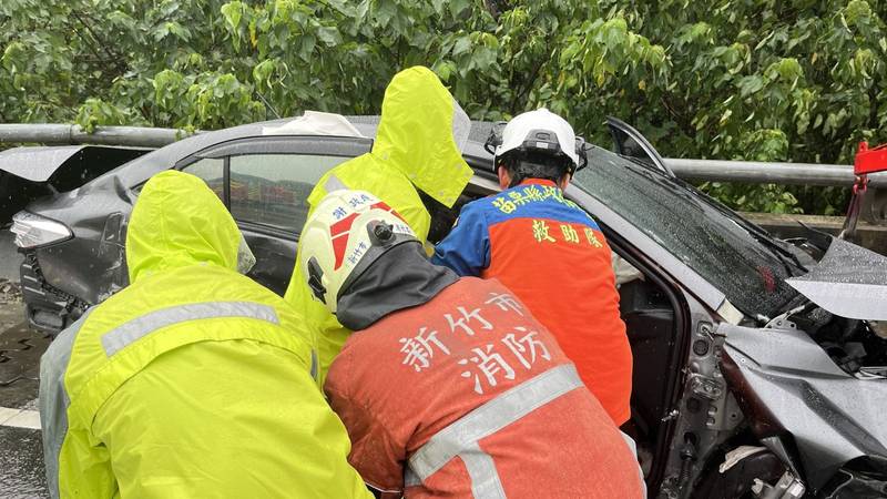 國道3號北上110.8K四車事故 2人受傷送醫