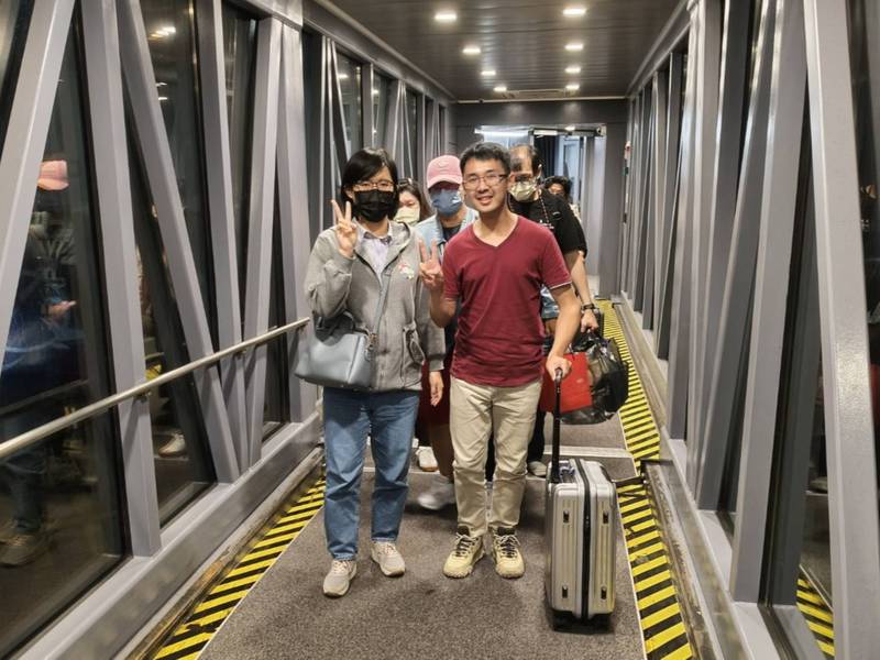 薔琵颱風影響沖繩返台航班 中市府緊急協調機位、專車接駁 助58對聯合婚禮新人順利返家