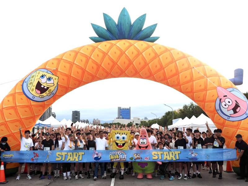 海綿寶寶路跑台中歡樂登場!逾4,000人齊聚中央球場 大型氣球成打卡亮點