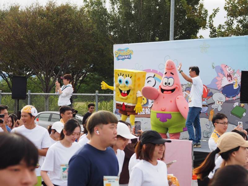海綿寶寶路跑台中歡樂登場!逾4,000人齊聚中央球場 大型氣球成打卡亮點