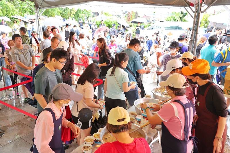 2026關子嶺溫泉美食節今日(10/24)熱鬧開幕 千份大鼎雞湯爭香、關嶺夜祭巡行點亮山城夜色