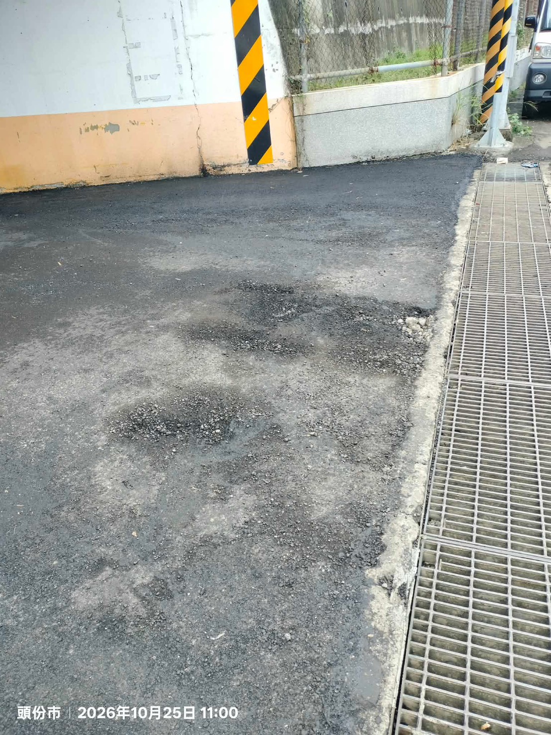 新鋪設路面靠近排水溝處出現明顯坑洞