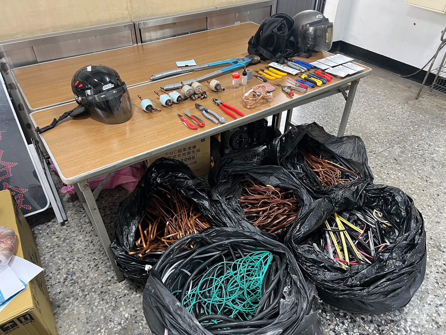 警方查扣的大批電線與剝線工具