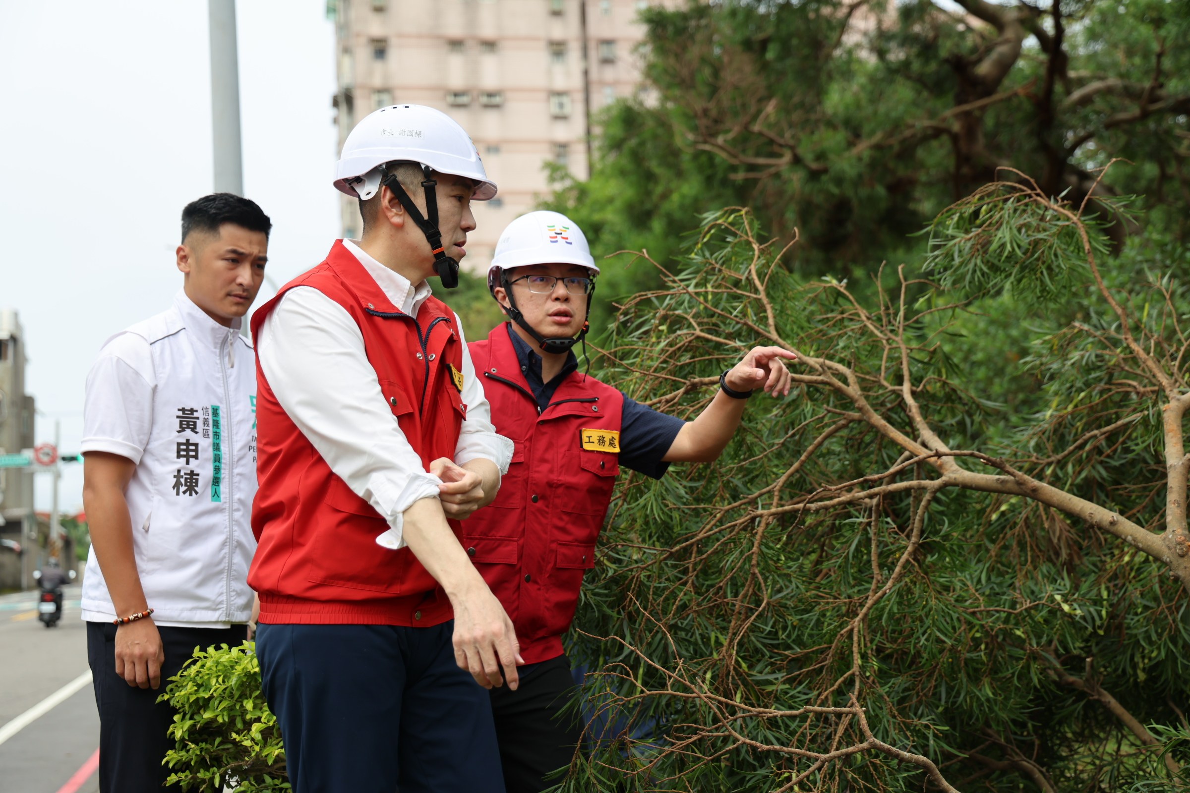 工務處向謝國樑說明路樹倒塌情形