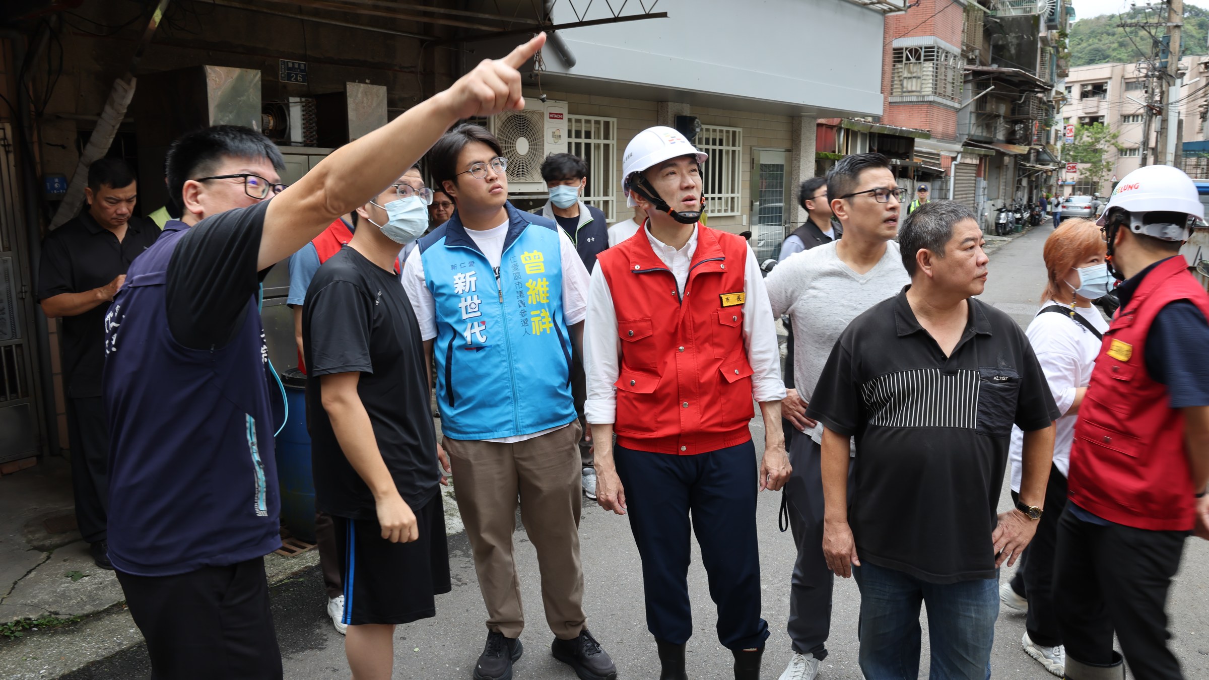 謝國樑前往安樂區巷弄了解供電及受災狀況