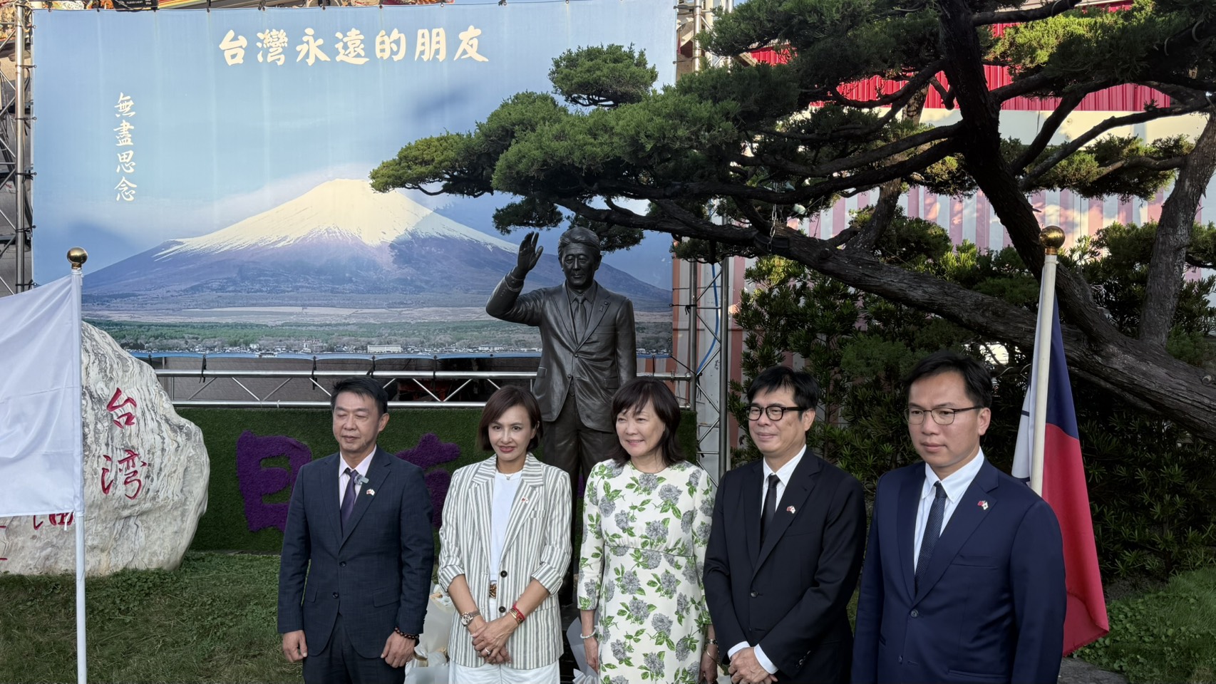 安倍昭惠與陳其邁、邱議瑩、許智傑、林智鴻於安倍晉三銅像前合影