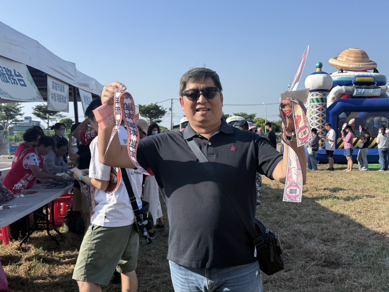 民眾開心展示領到的洋流飄帶