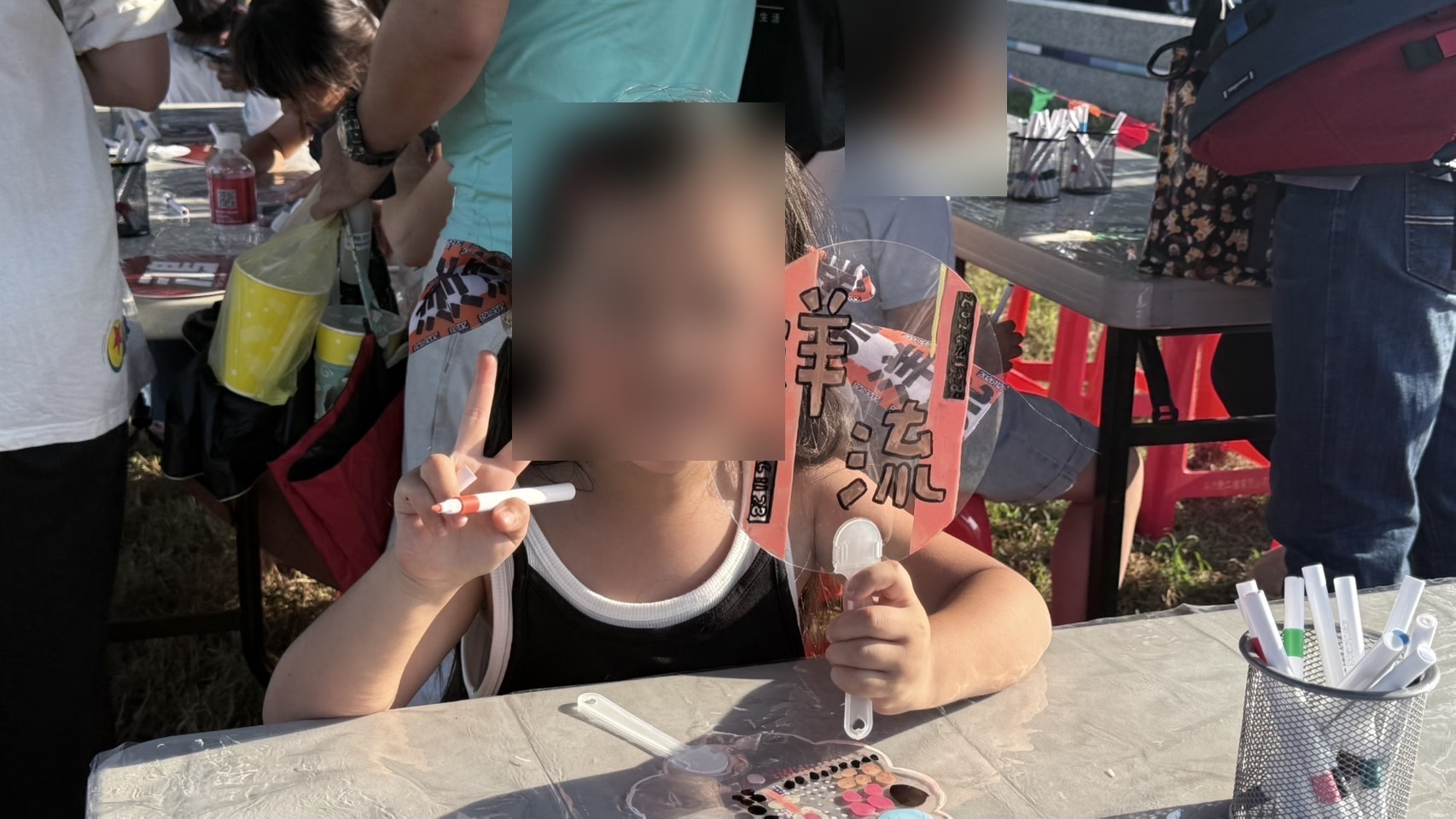 親子活動中小朋友手持彩繪的洋流扇子