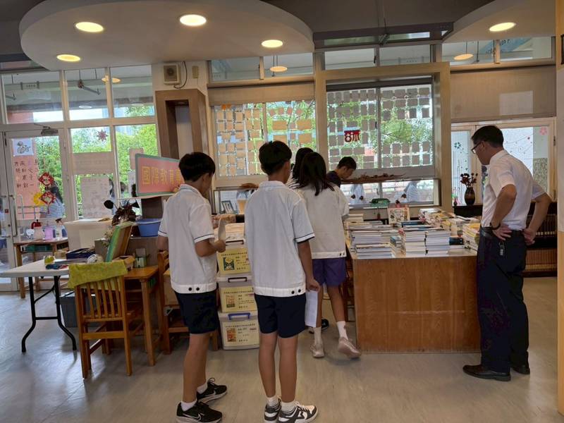 書香伴成長！國教署攜手地方充實國中小圖書與本土文化藏書