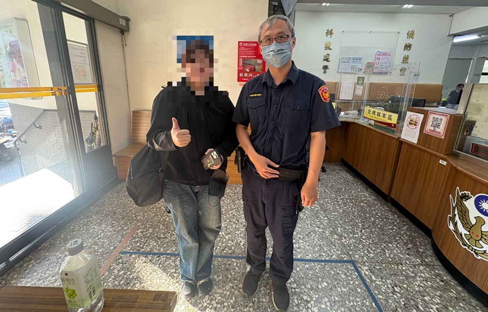 ▲圖說：在民權派出所警員的積極協助下，陳女遺落在計程車上的手機成功「物歸原主」           （圖／台中市政府  提供）
