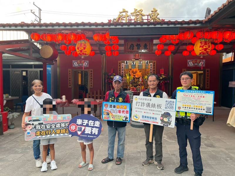 連假參拜祈平安 關山警入廟宣導識詐與交通安全