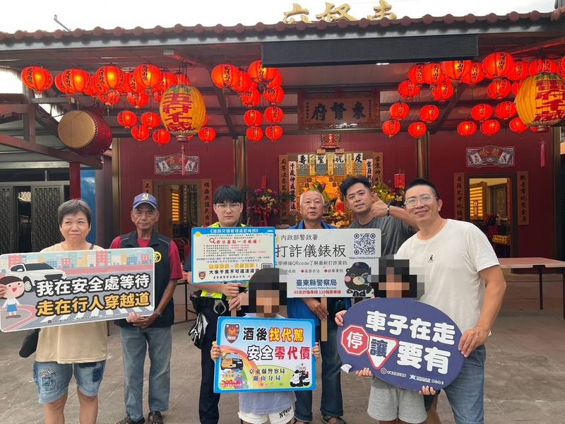 連假參拜祈平安 關山警入廟宣導識詐與交通安全