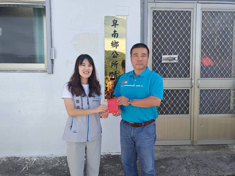 感謝清潔隊員守護臺東 饒慶鈴致贈千元隊員節禮金向夥伴致謝