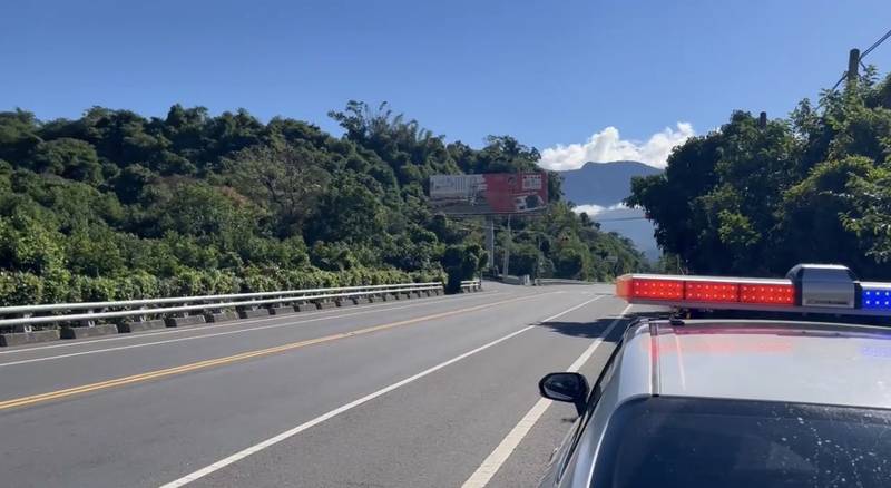 金黃稻浪伴歸途　關山警機動疏導守護收假交通