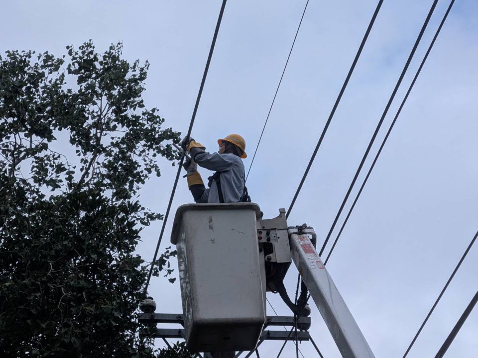 《圖說》台電工程人員力拚今晚收班前全數恢復供電。〈基隆區處提供〉