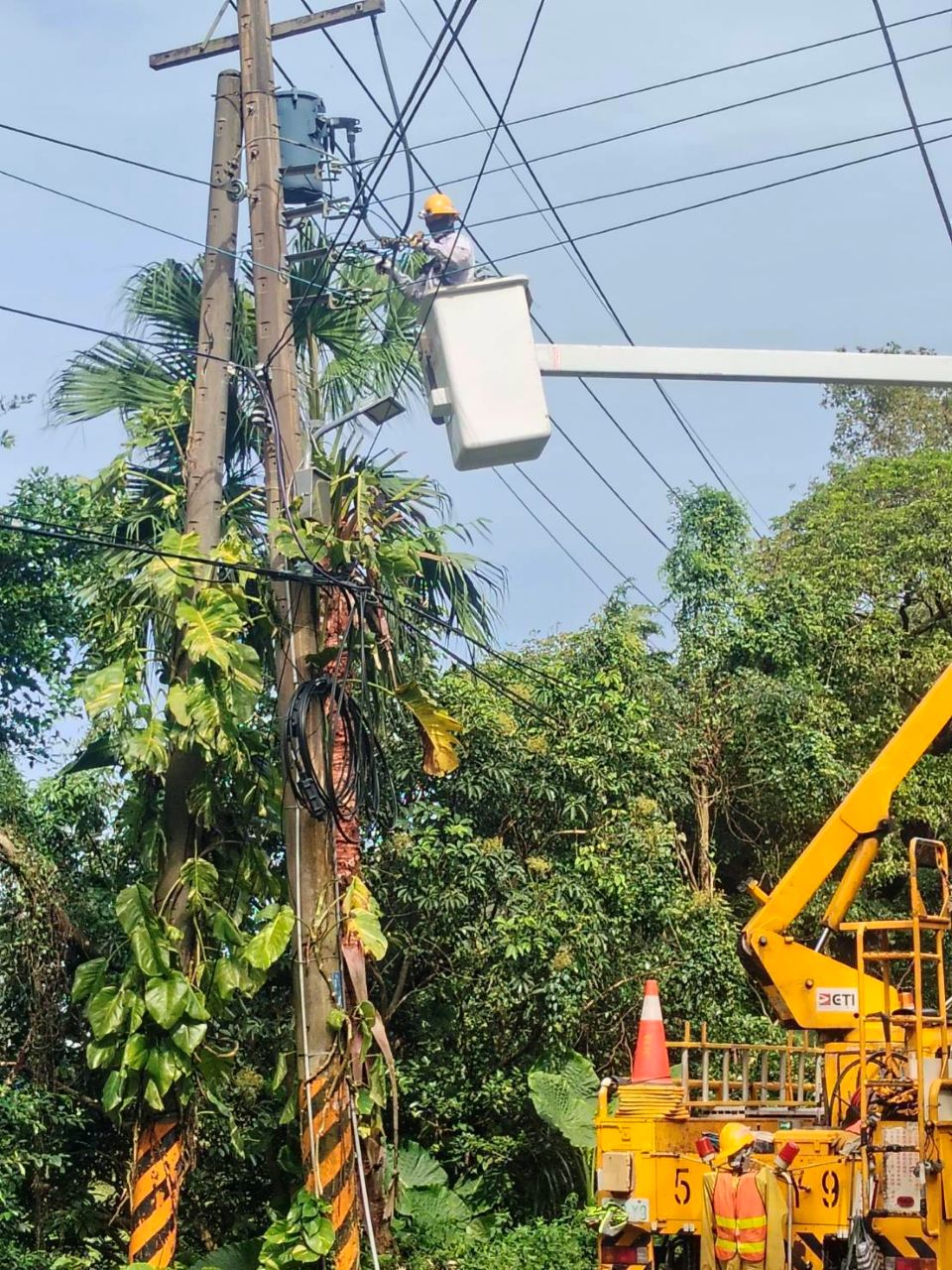 《圖說》台電工程人員積極搶修。〈基隆區處提供〉
