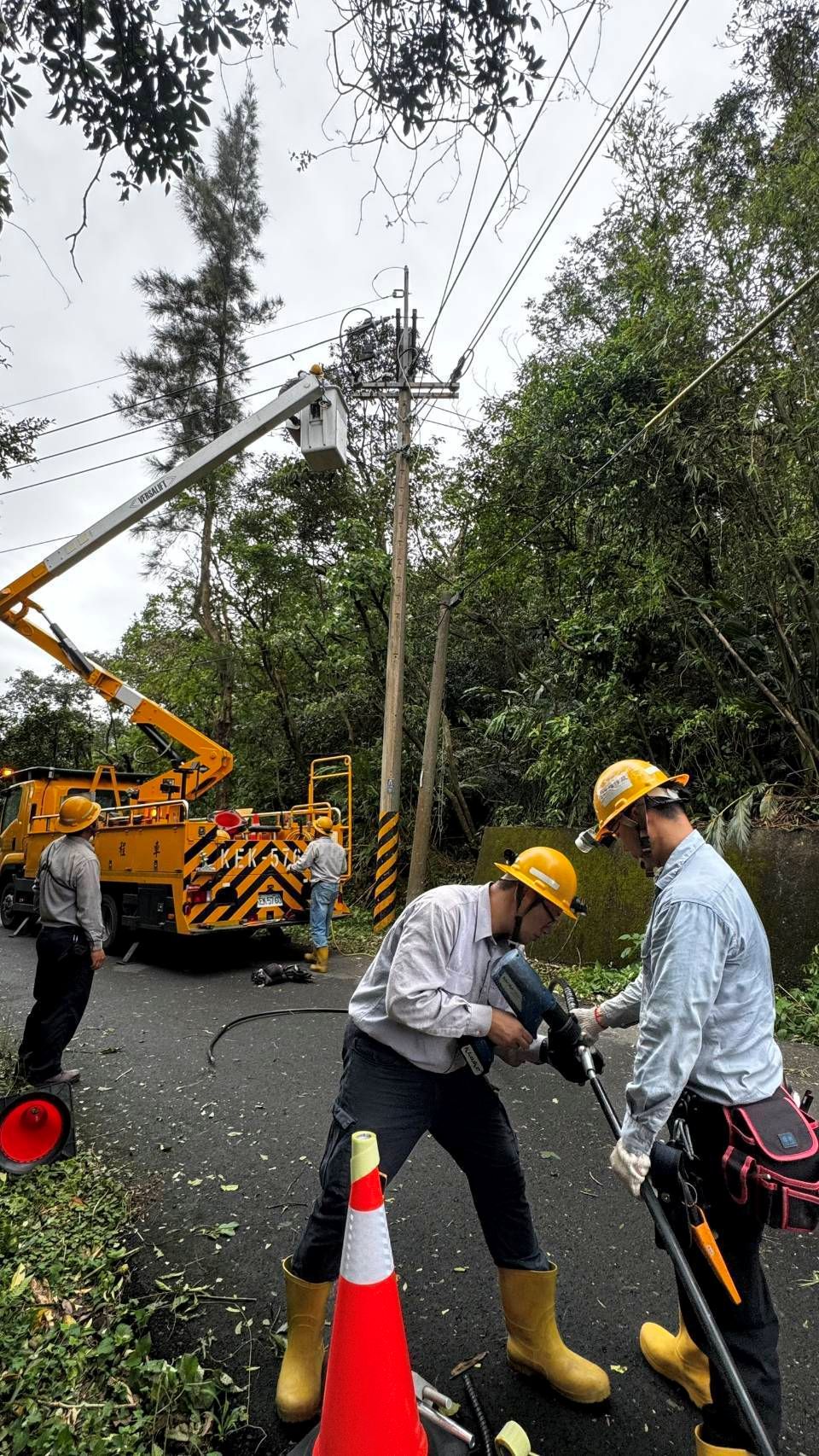 《圖說》部分地區因地形及道路環境受限，增加搶修難度，工程人員持續巡查故障點，逐一排除。〈基隆區處提供〉