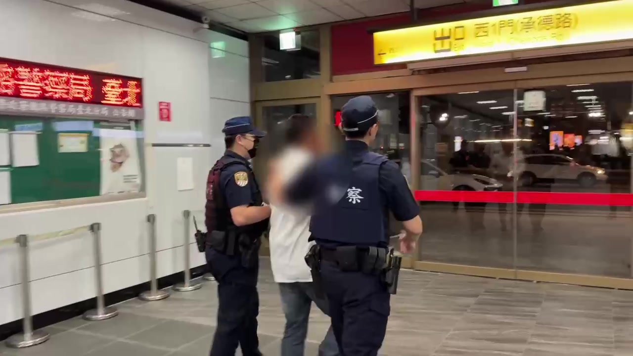 鐵路警察將涉案民眾帶離臺北車站（鐵路警察局臺北分局提供）