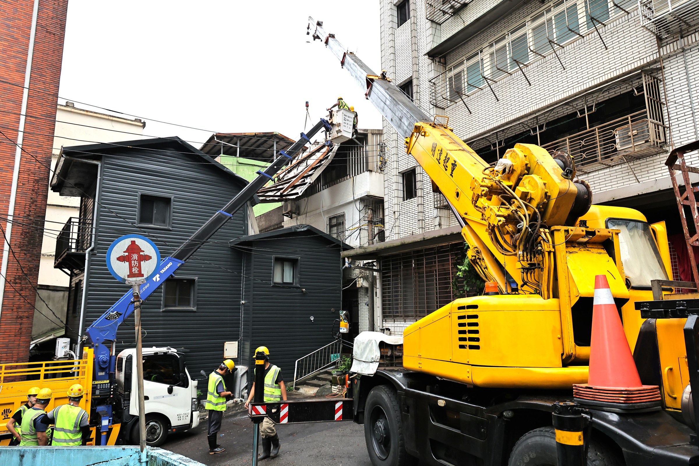 吊車進入獅球路37巷協助鐵皮拆除作業