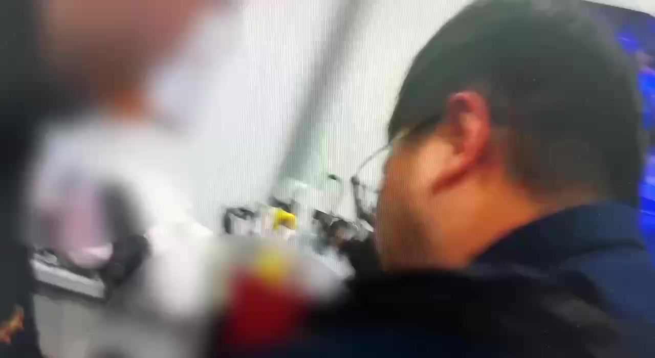 員警於值班站長室制止涉案民眾（警方密錄器畫面）