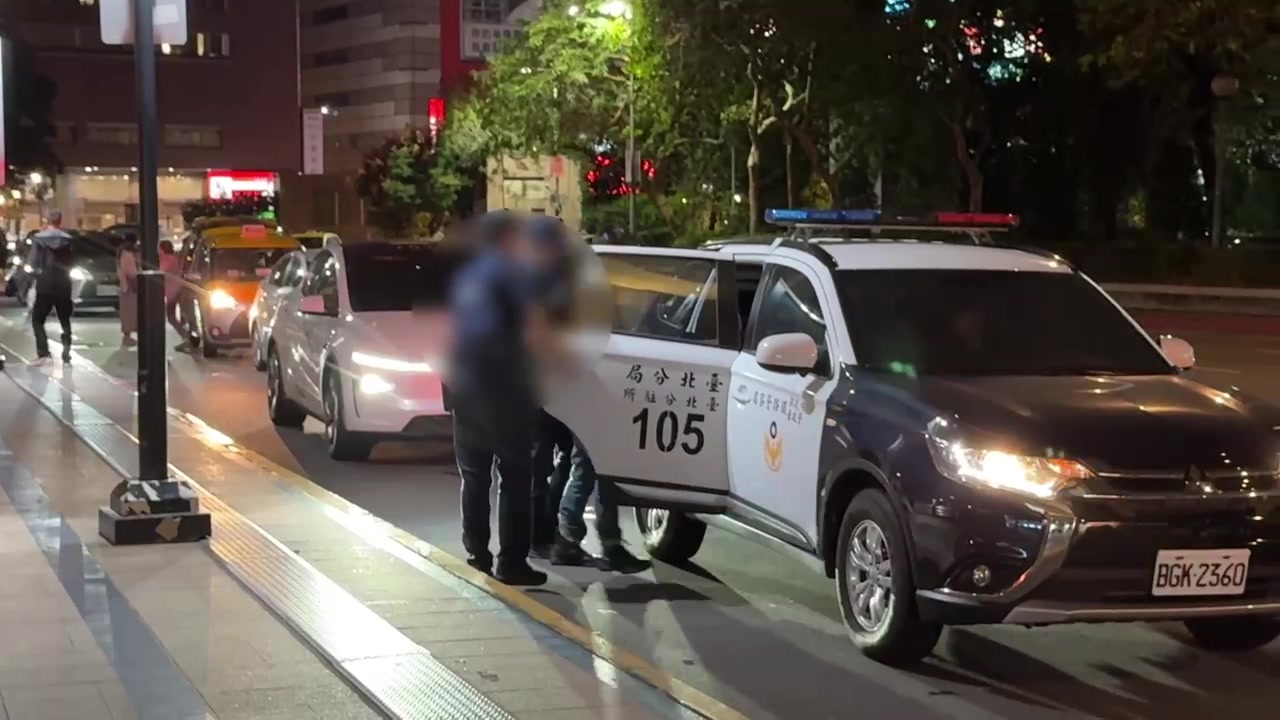 涉案民眾被帶往警車（鐵路警察局臺北分局提供）