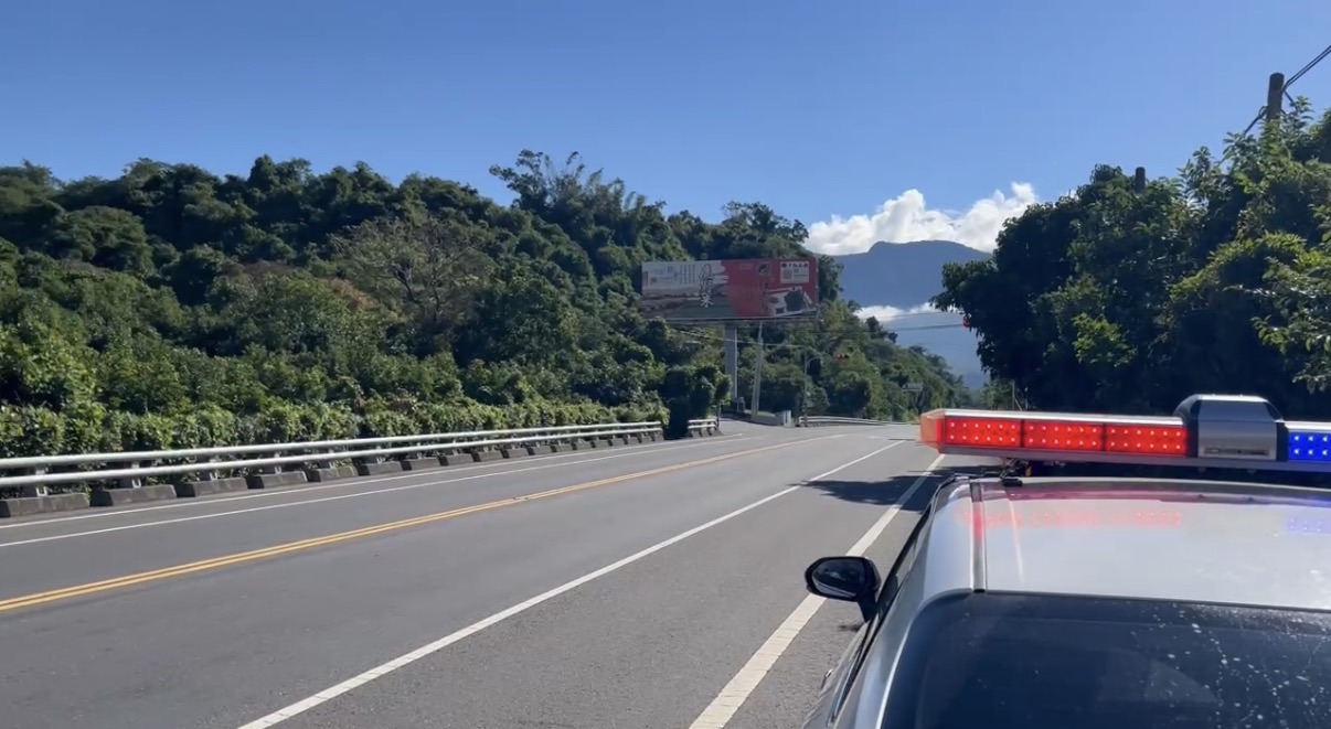 關山分局警車於臺9線執行交通疏導勤務