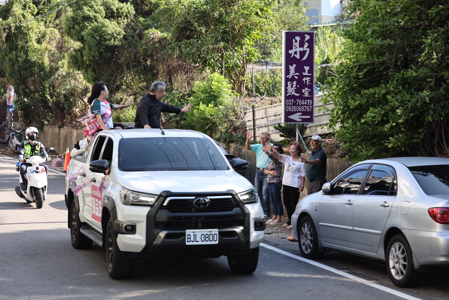 車隊行經海線,民眾熱情揮手致意