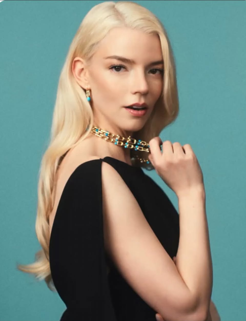 Anya Taylor-Joy 配戴 Tiffany HardWear 綠松石鏈結頸鍊與耳環