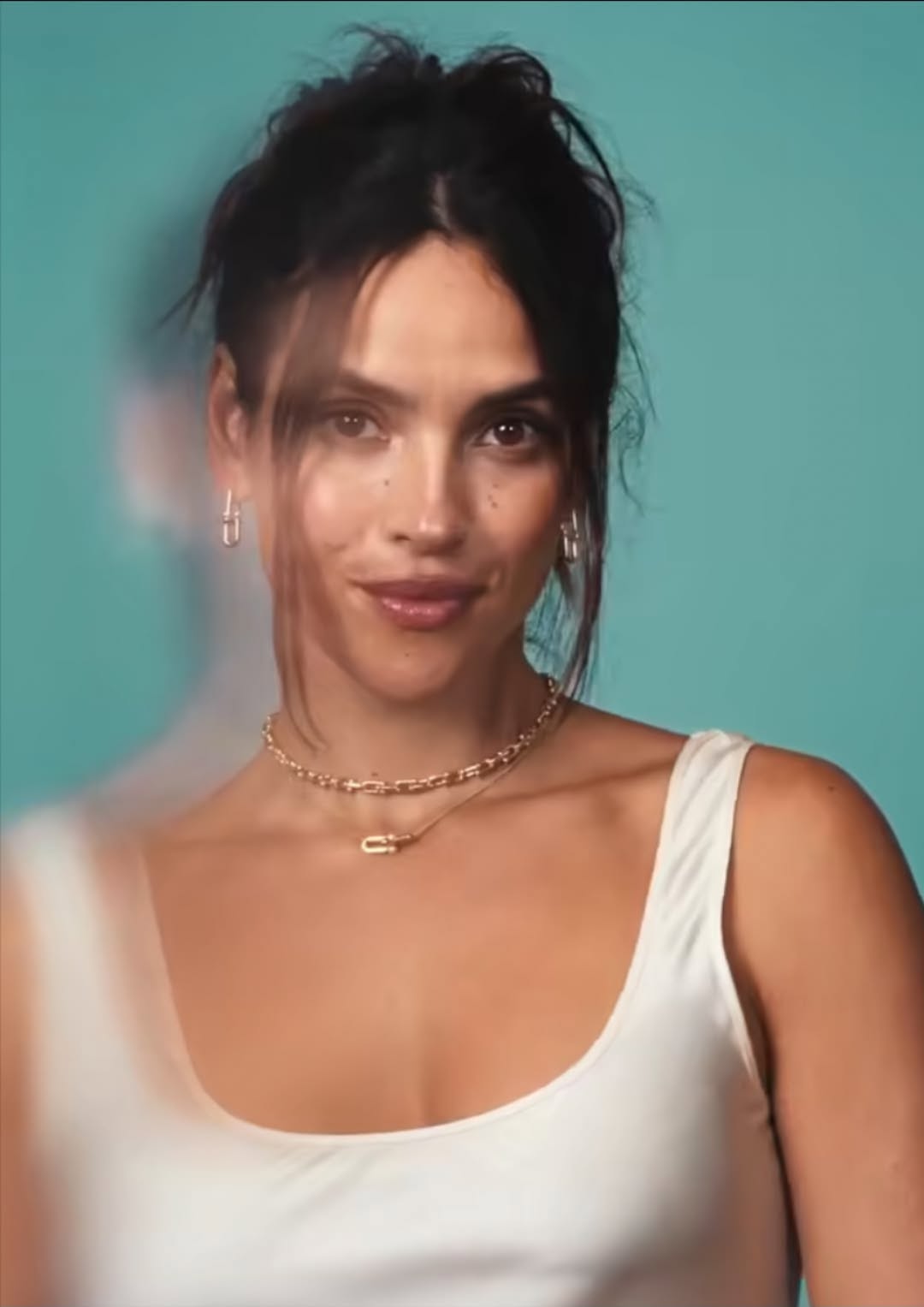 Adria Arjona 配戴 HardWear 鏈結項鍊與耳環