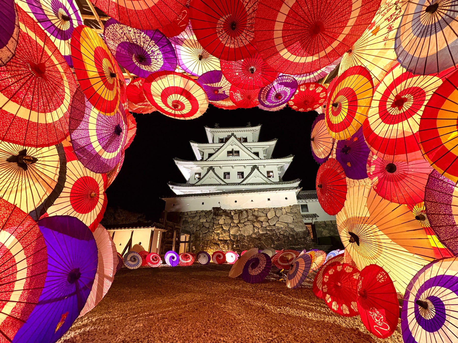 岐阜郡上八幡城紅葉祭10/31開幕 天守被紅葉包圍的「天守炎上」夜間點燈