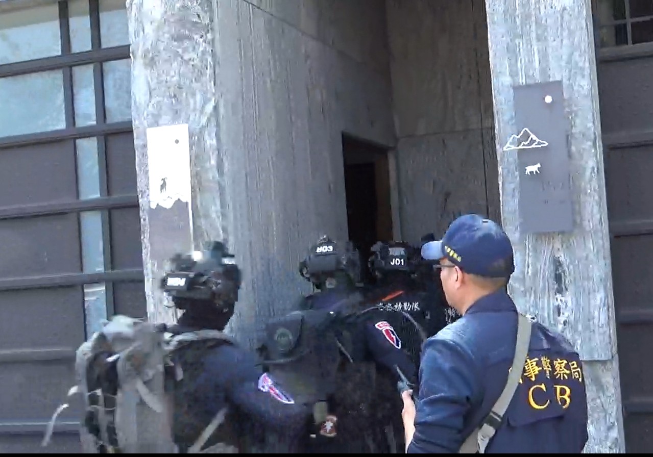 刑事局偵查員與特勤隊進入據點(刑事警察局提供)