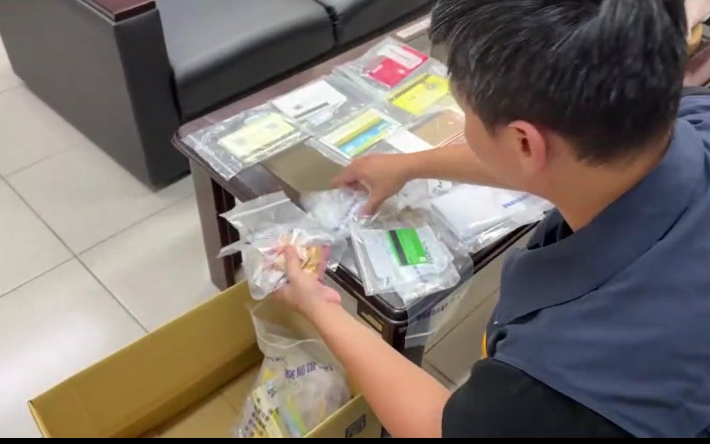 警方清點查扣的金融卡等贓證物(刑事警察局提供)