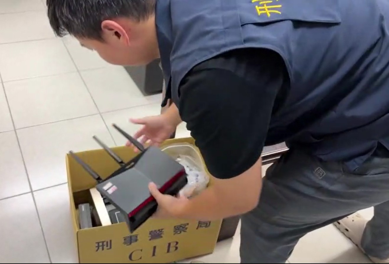 警方查扣架設VPN跳板使用的網路設備(刑事警察局提供)