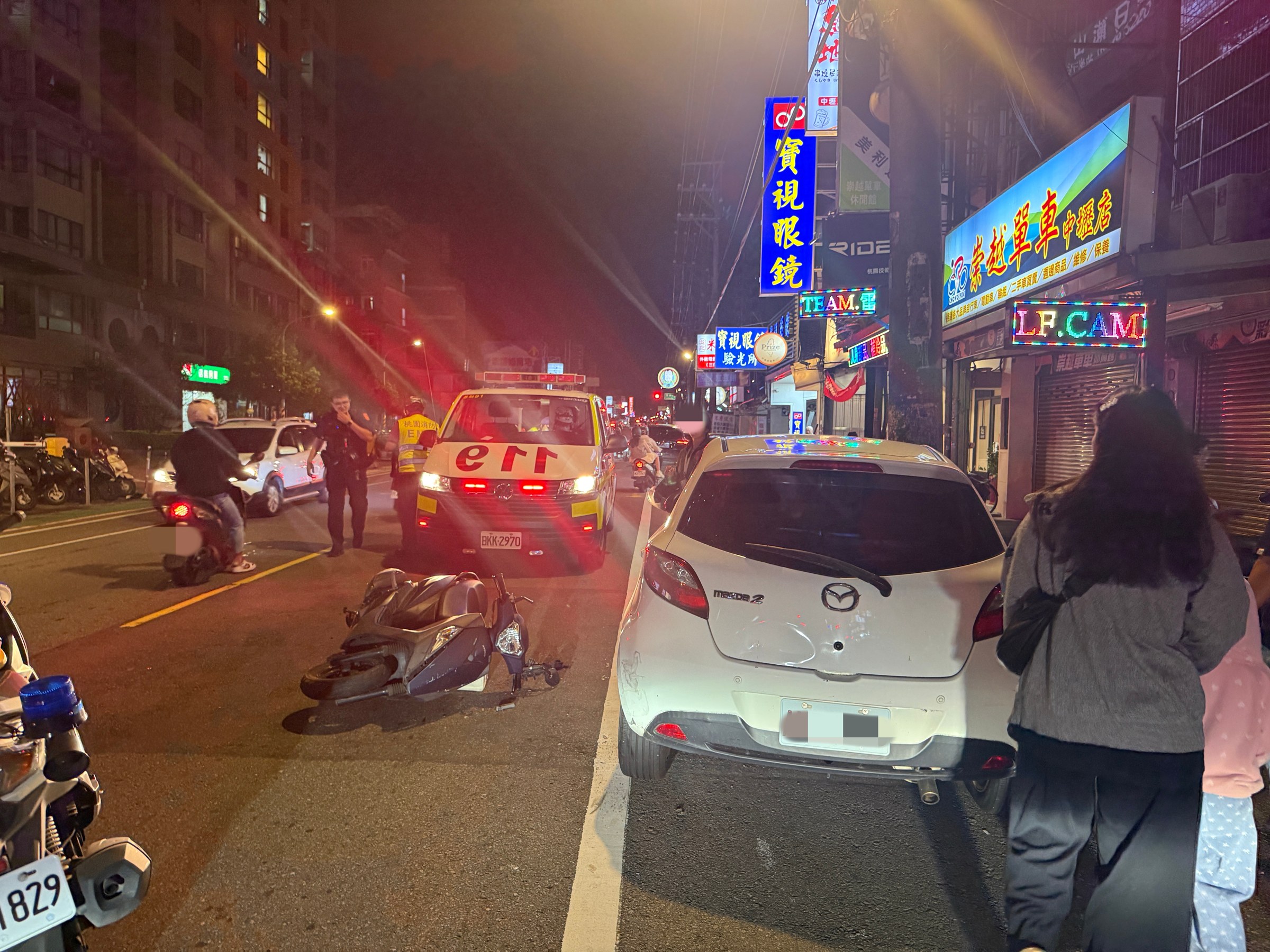 中山東路三段事故現場,機車倒地、路旁停放車輛受波及