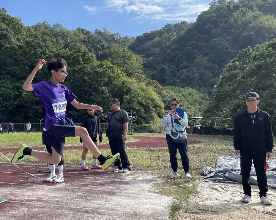 選手在跳遠項目全力一躍