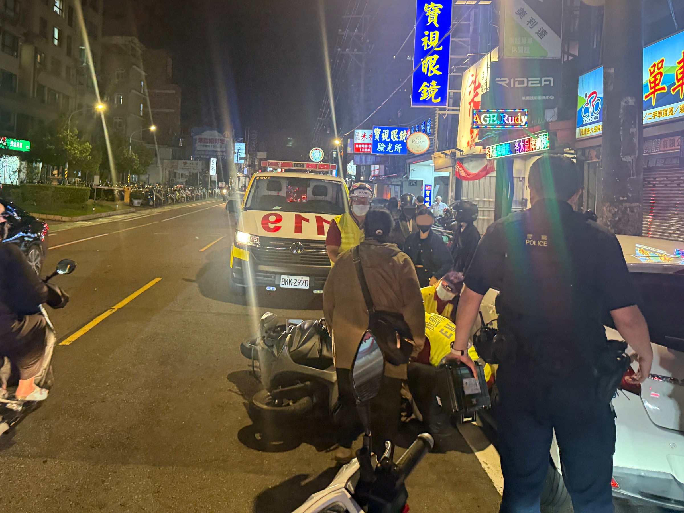 救護人員到場救治受傷的王姓騎士
