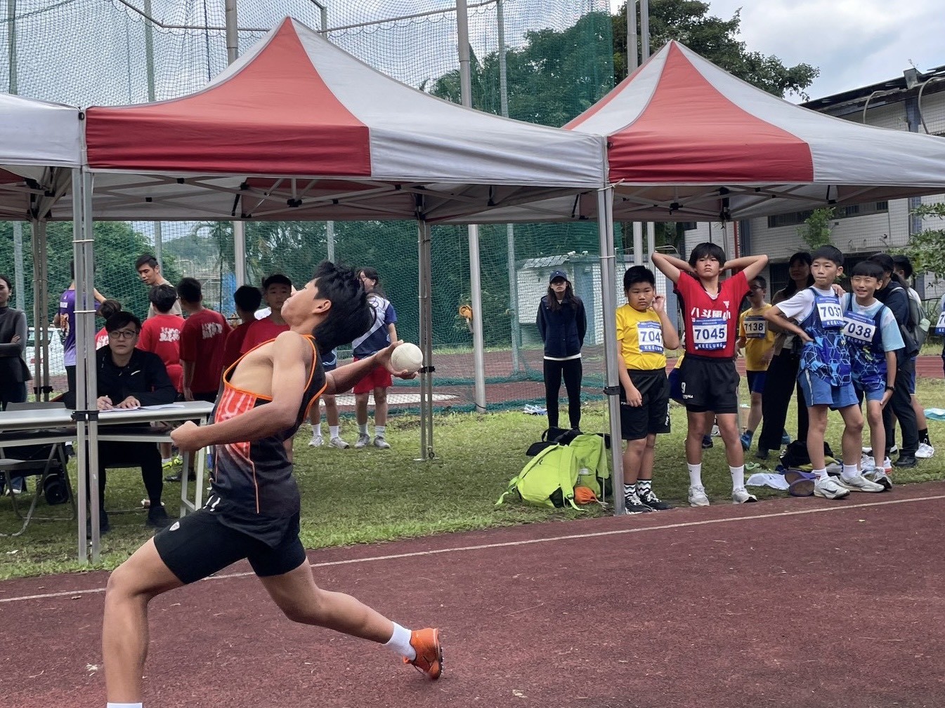 擲部項目選手奮力出手