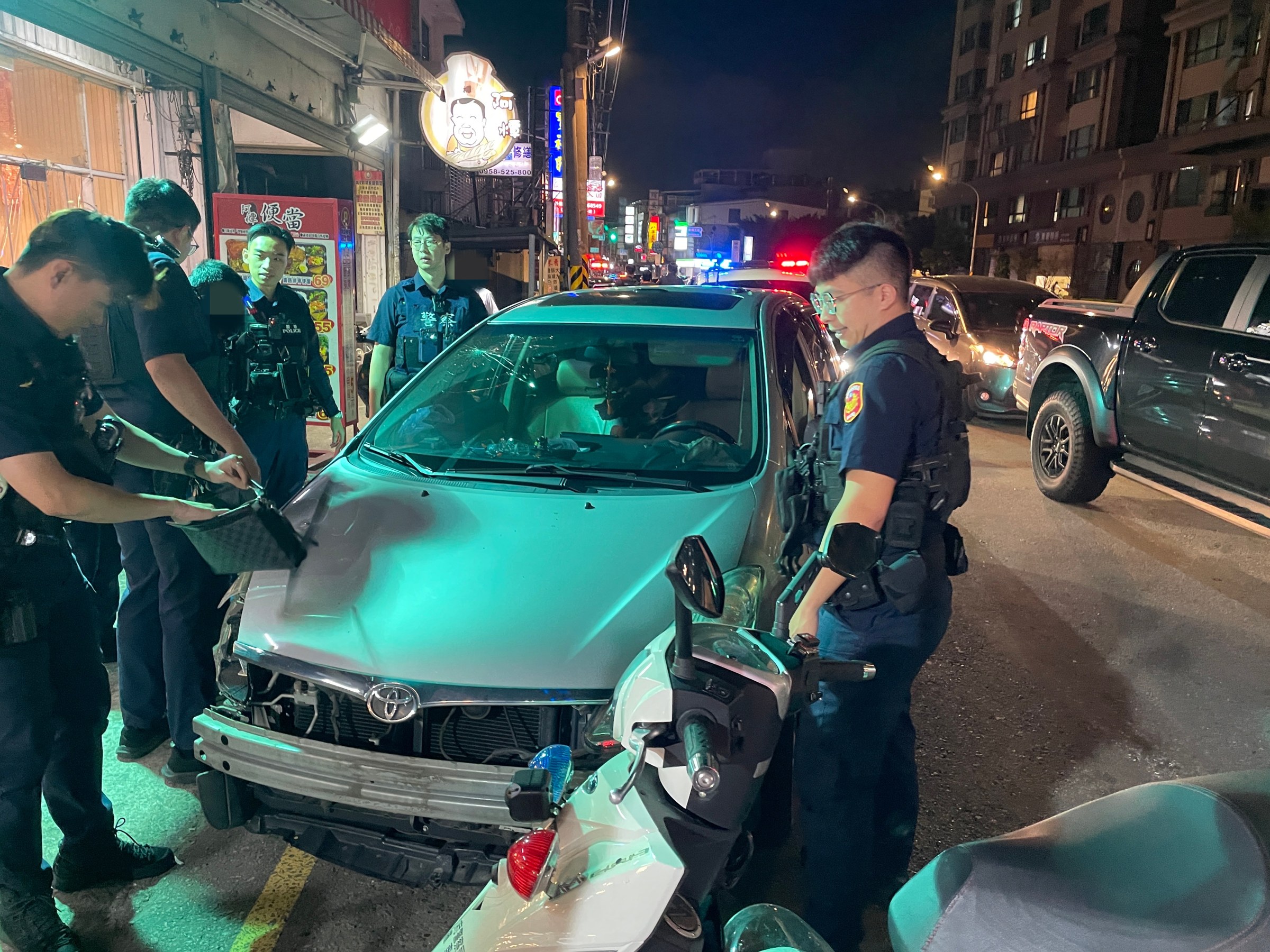 員警攔查肇事自小客車