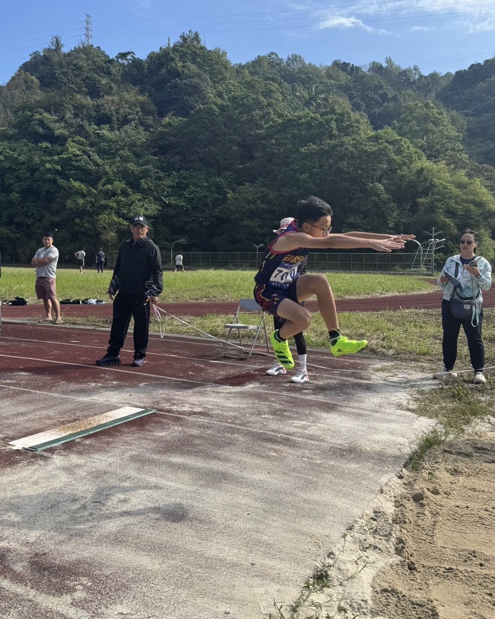 選手在沙坑前騰空躍起