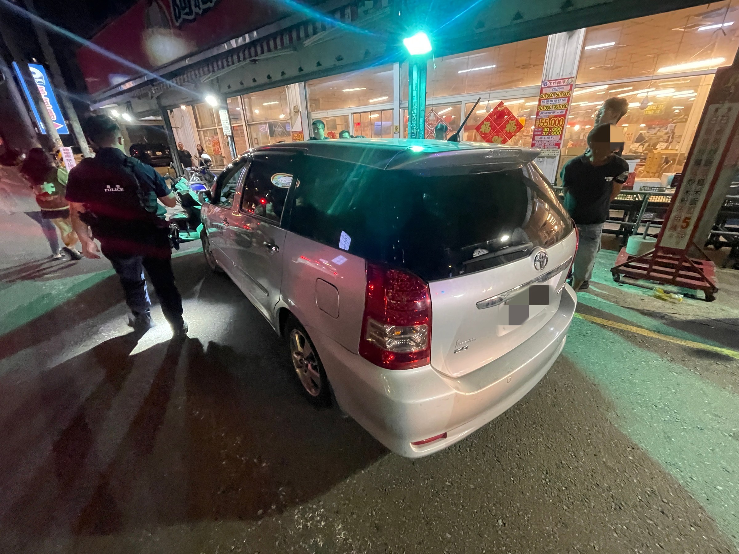 警方於中山東路攔下張男駕駛的銀色自小客車